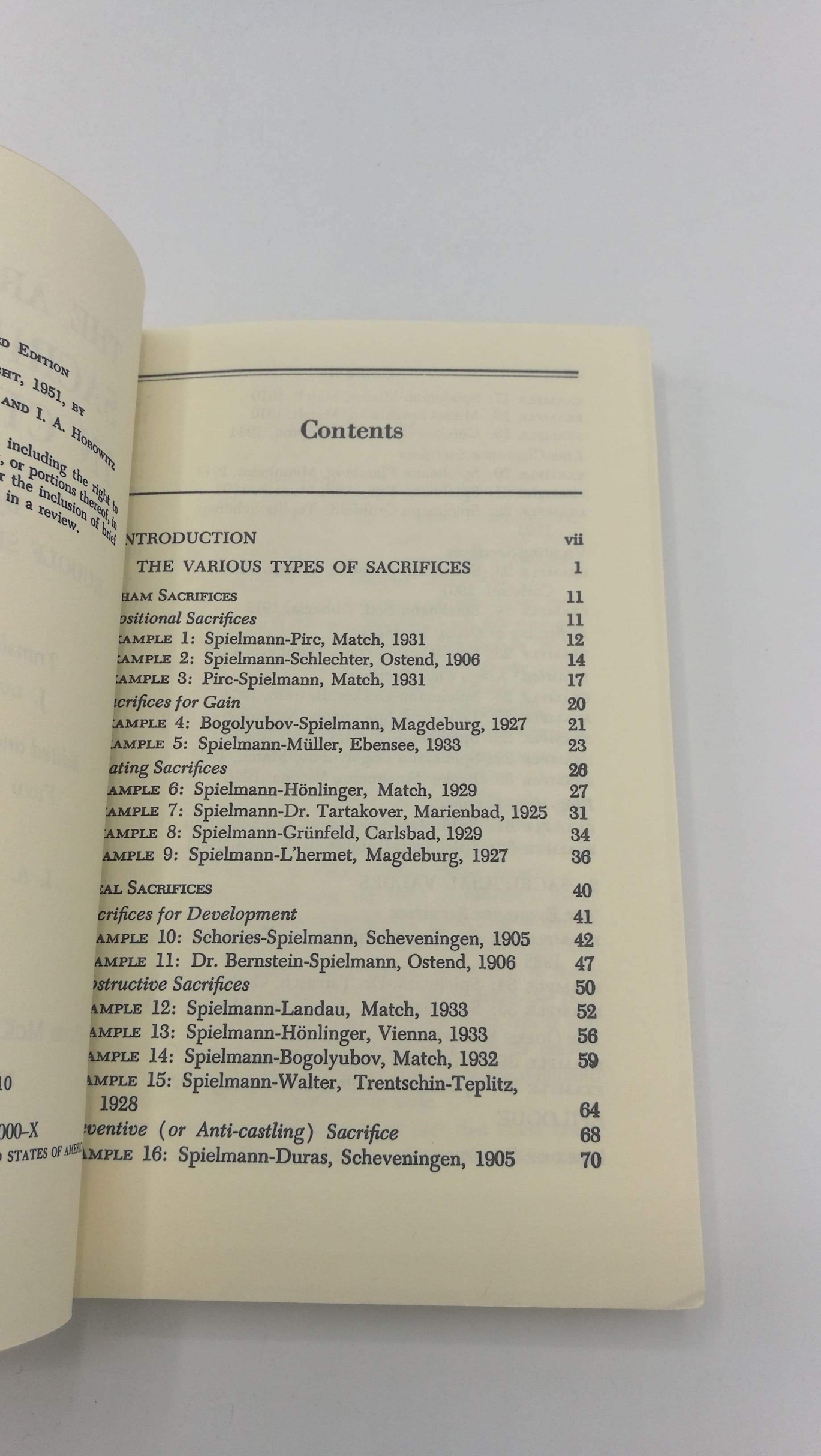 Spielmann, Rudolf: The art of sacrifice in chess a great master of brilliant combinations shows you how to win games by giving up material!