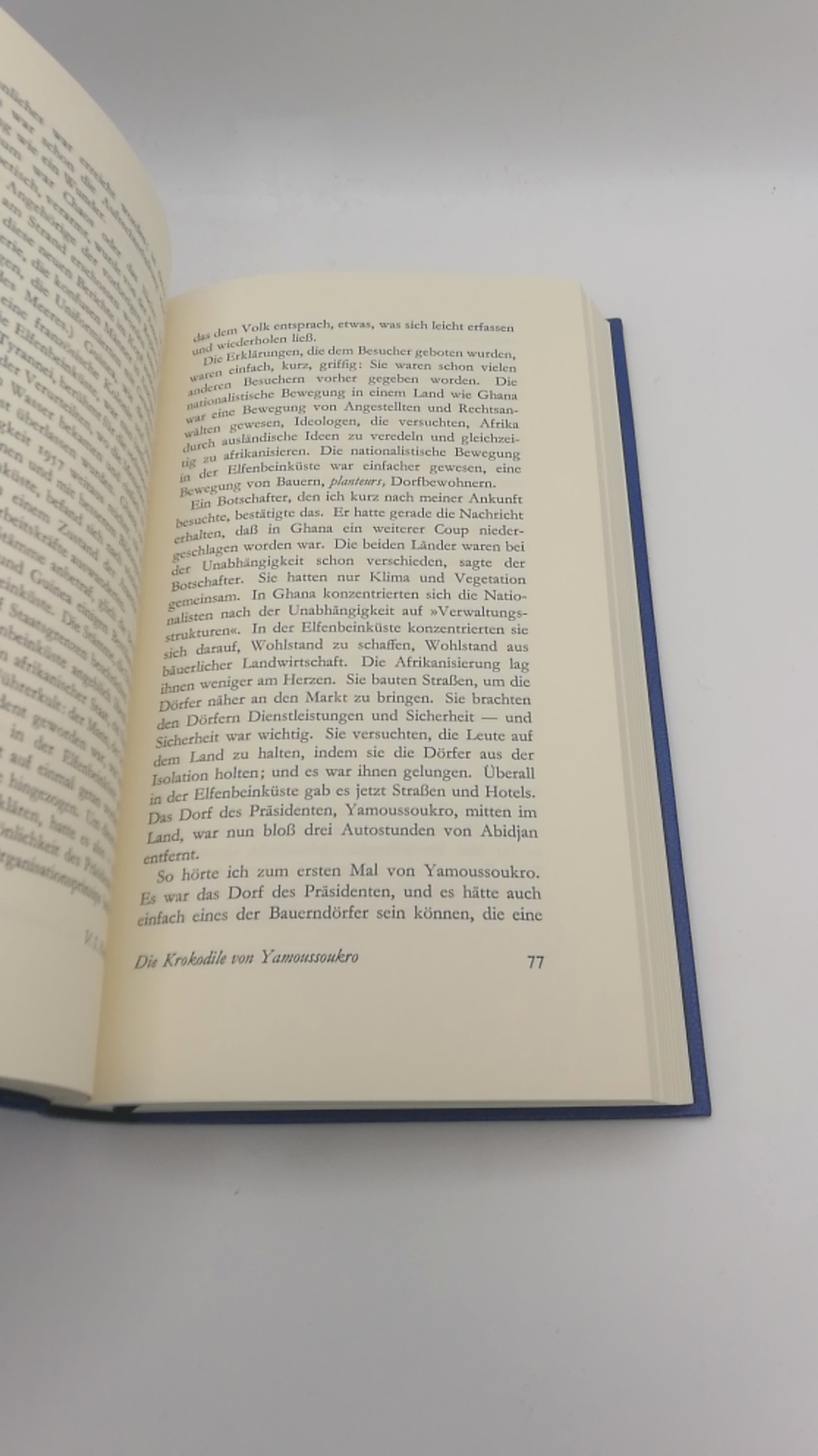 V.S. Naipaul: Dunkle Gegenden. Sechs Reportage. Zusammengestellt und aus dem Englischen übersetzt von Karin Graf. Vorzugsausgabe, gebunden in kobaltblaues Leder. 4. Serie der Anderen Bibliothek "AB 109–144" (hier Band 128). Schwarze, goldgeprägte Rückensc