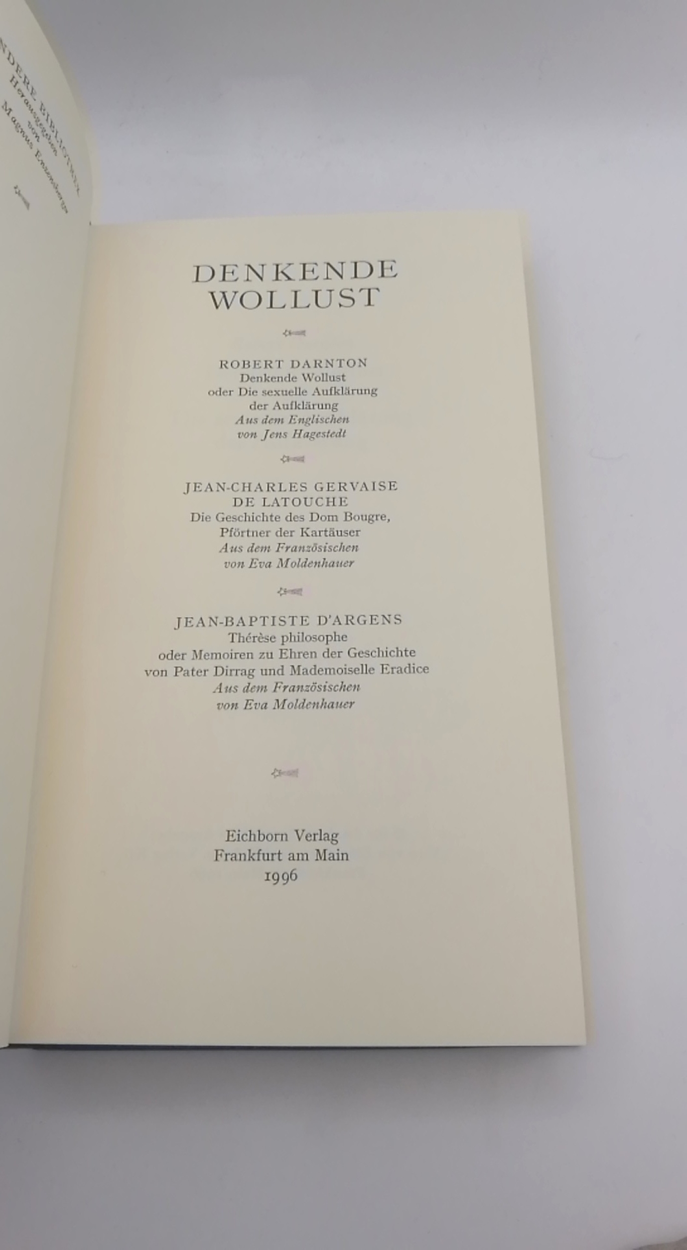 Darnton; Latouche; d´Argens: Denkende Wollust Vorzugsausgabe, gebunden in kobaltblaues Leder. 4. Serie der Anderen Bibliothek "AB 109–144" (hier Band 13). Schwarze, goldgeprägte Rückenschildchen.