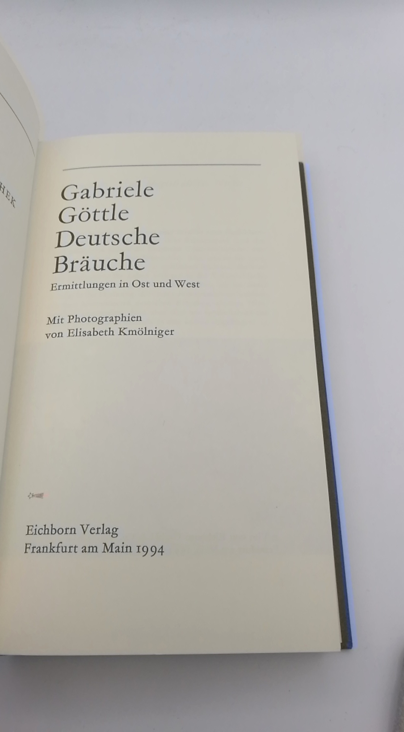 Gabriele Goettle: Deutsche Bräuche. Ermittlungen in Ost und West. Mit Photographien von Elisabeth Kmölniger Vorzugsausgabe, gebunden in kobaltblaues Leder. 4. Serie der Anderen Bibliothek "AB 109–144" (hier Band 111). Schwarze, goldgeprägte Rückenschildch