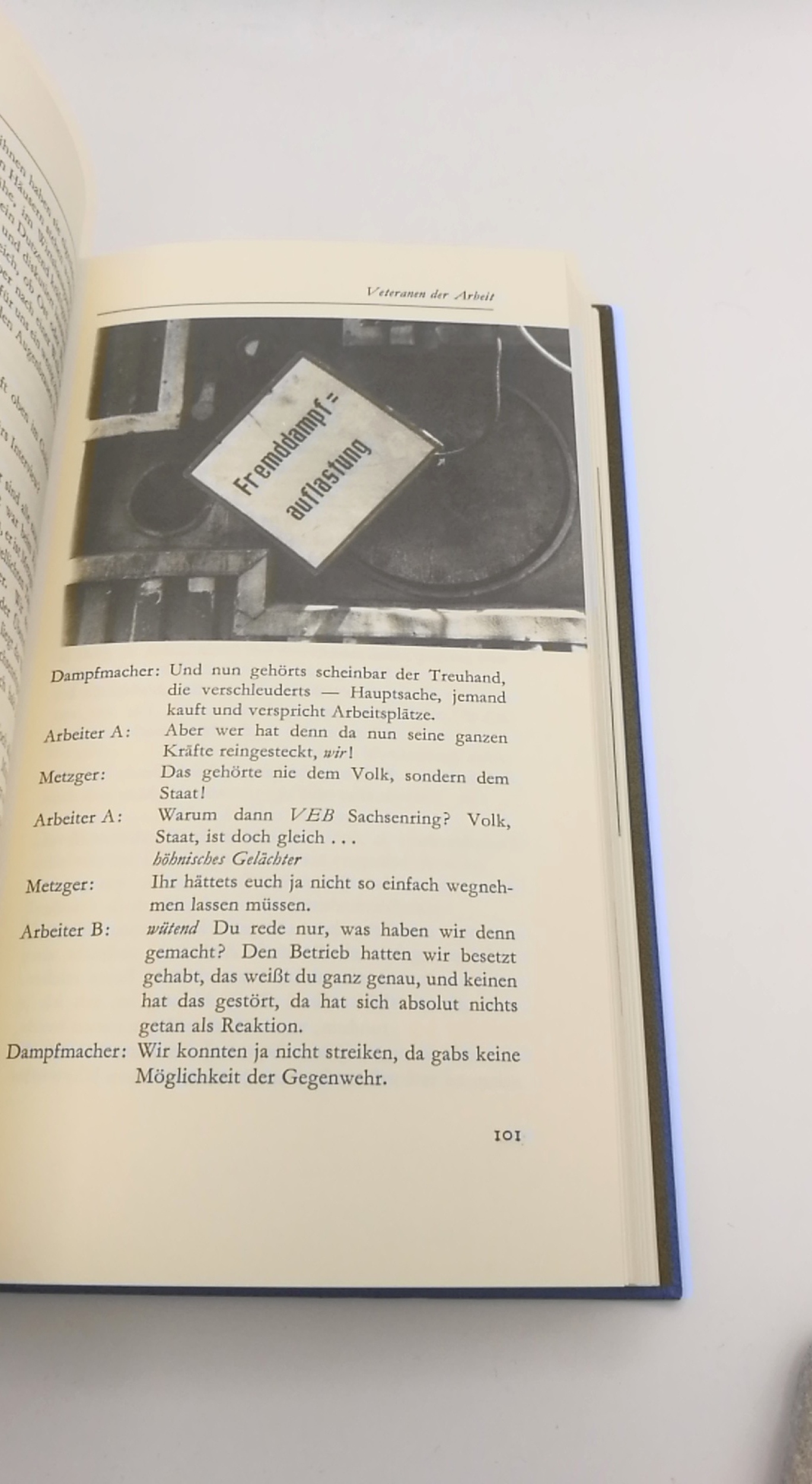 Gabriele Goettle: Deutsche Bräuche. Ermittlungen in Ost und West. Mit Photographien von Elisabeth Kmölniger Vorzugsausgabe, gebunden in kobaltblaues Leder. 4. Serie der Anderen Bibliothek "AB 109–144" (hier Band 111). Schwarze, goldgeprägte Rückenschildch