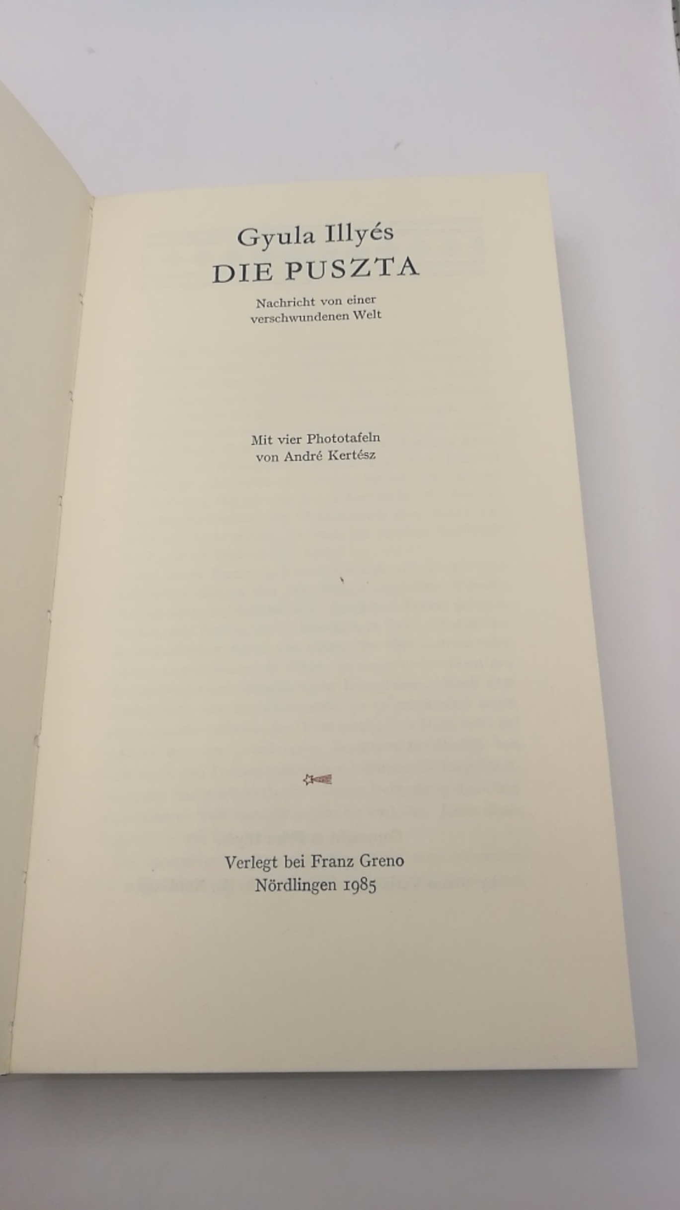 Gyula Illyés: Die Puszta. Nachricht von einer verschwundenen Welt. Mit vier Phototafeln von André Kertész. Mit Beilage (Modeldruck mit ländlichem Motiv). Aus dem Ungarischen von Tibor Podmaniczky. Die Andere Bibliothek. Herausgegeben von Hans Magnus Enzen