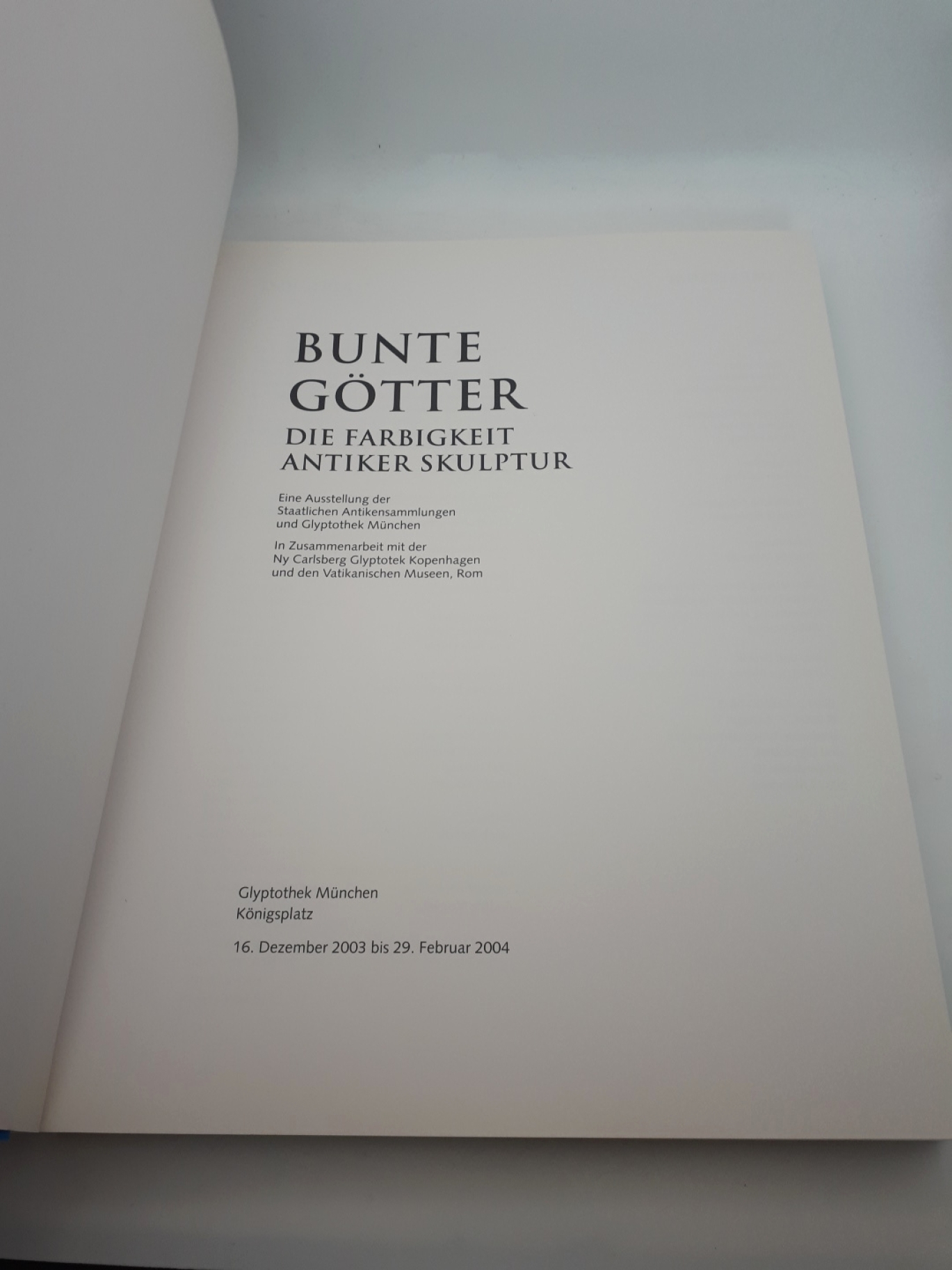 Brinkmann, Vinzenz (Herausgeber): Bunte Götter Die Farbigkeit antiker Skulptur; eine Ausstellung der Staatlichen Antikensammlungen und Glyptothek München in Zusammenarbeit mit der Ny Carlsberg Glyptotek Kopenhagen und den Vatikanischen Museen, Rom; Glypto