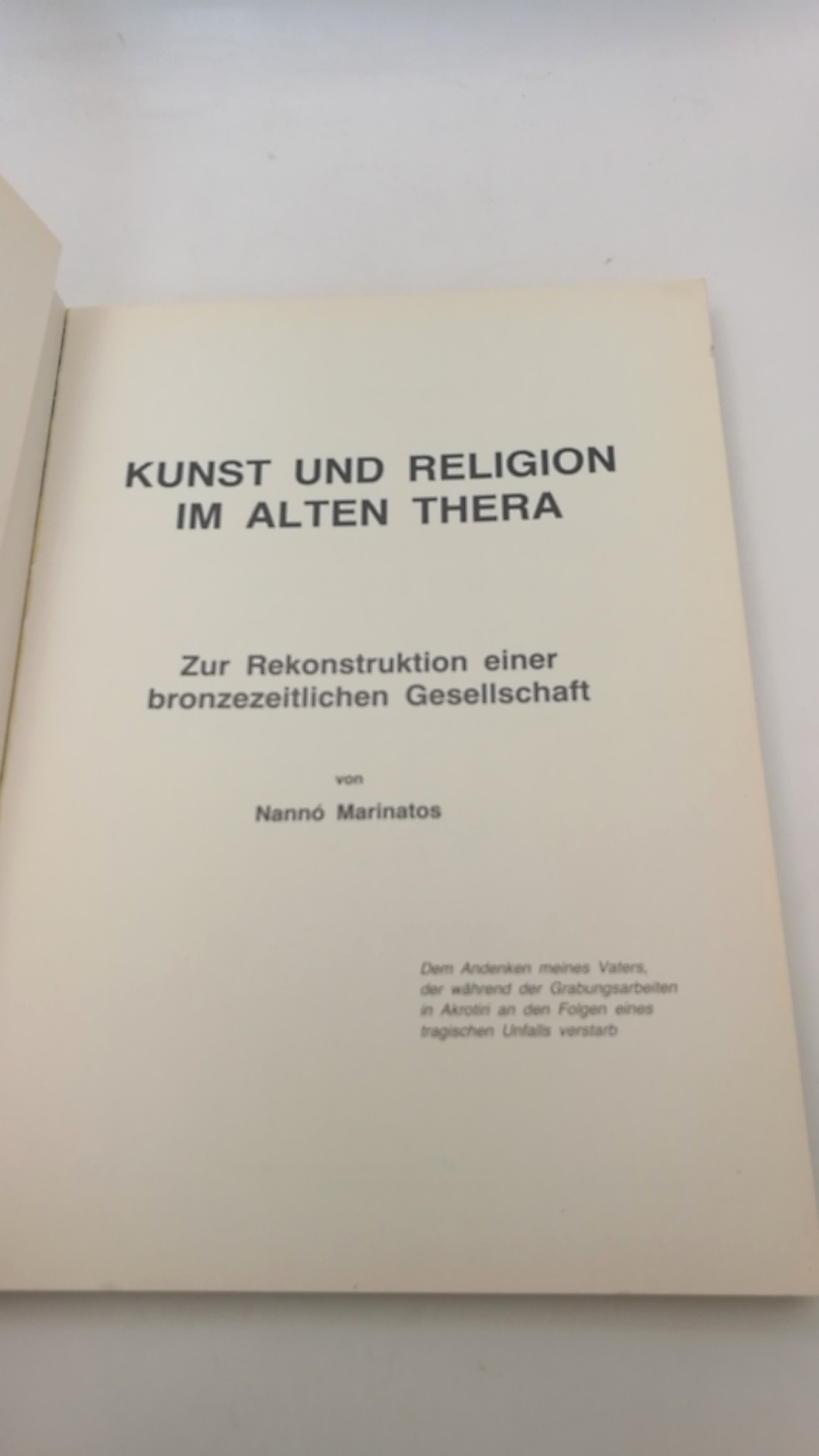 Marinatos, Nannó: Kunst und Religion im alten Thera. Zur Rekonstruktion einer bronzezeitlichen Gesellschaft.