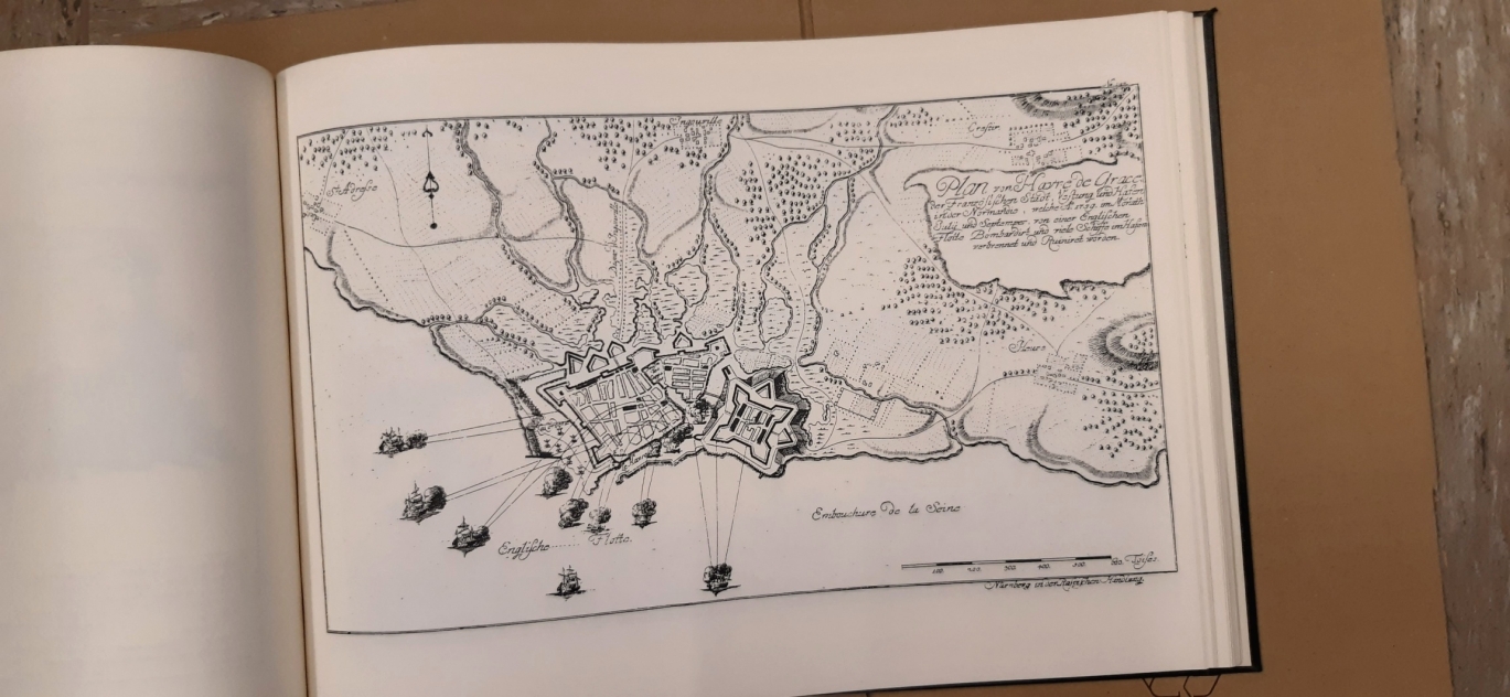 Raspe, Gabriel Nikolaus: SCHAUPLATZ des gegenwärtigen KRIEGS Durch accurate PLANS von den wichstigsten BATAILLEN BELAGERUNGEN und FELDLÄGERN 1750-1763