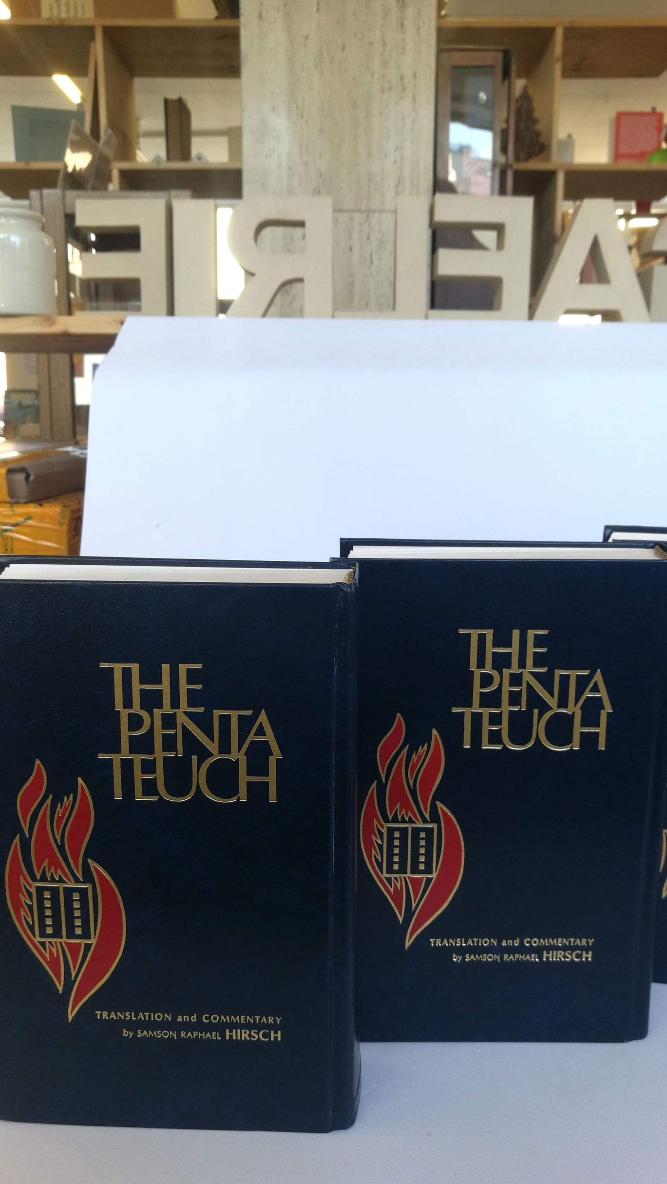 Raphael Hirsch, Isaac Levy: The Pentateuch. 7 Bände Translated and explained by Samson Raphael Hirsch. Rendered into English by Isaac Levy.