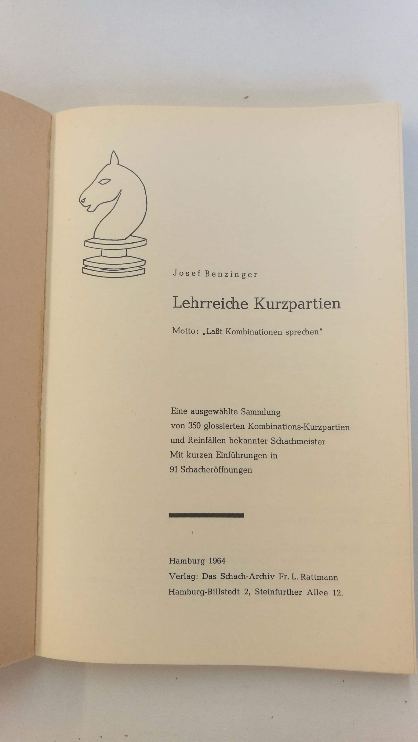 Benzinger, Josef: Lehrreiche Kurzpartien. Motto: Laßt Kombinationen sprechen. Eine ausgewählte Sammlung von 350 glossierten Kombinations-Partien und Reinfällen bekannter Schachmeister nach 91 Schacheröffnungen