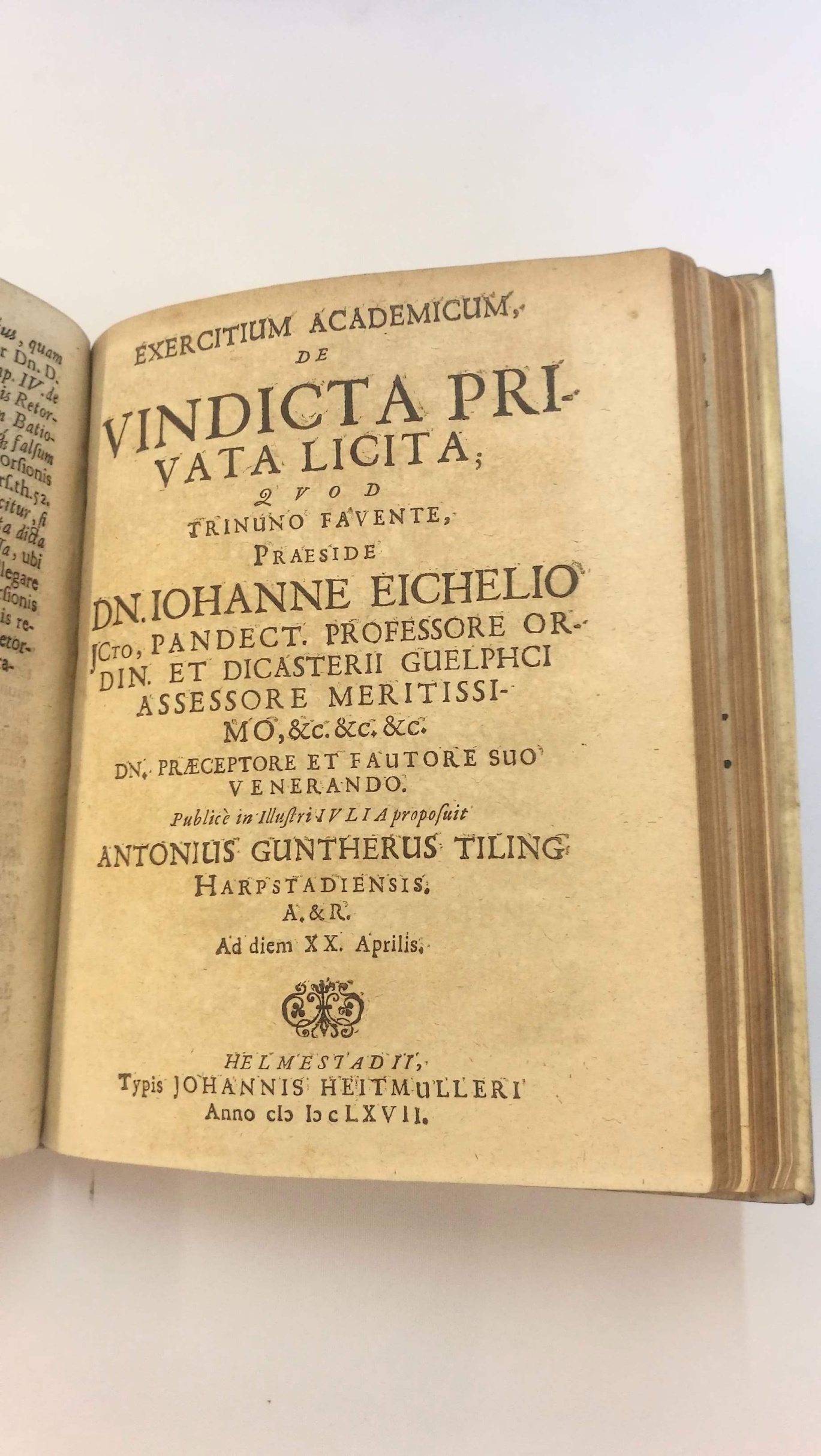 Johanne Davide Thönnikero: Sammlung von juristischen (u.a. Disputations- und Dissertations-) Schriften aus dem 17. Jahrhundert, zum Beispiel: Lucrum processus injuriarum in ane, occasione injuriati studio vindictae flagrantis, inter strepitus forenses hor