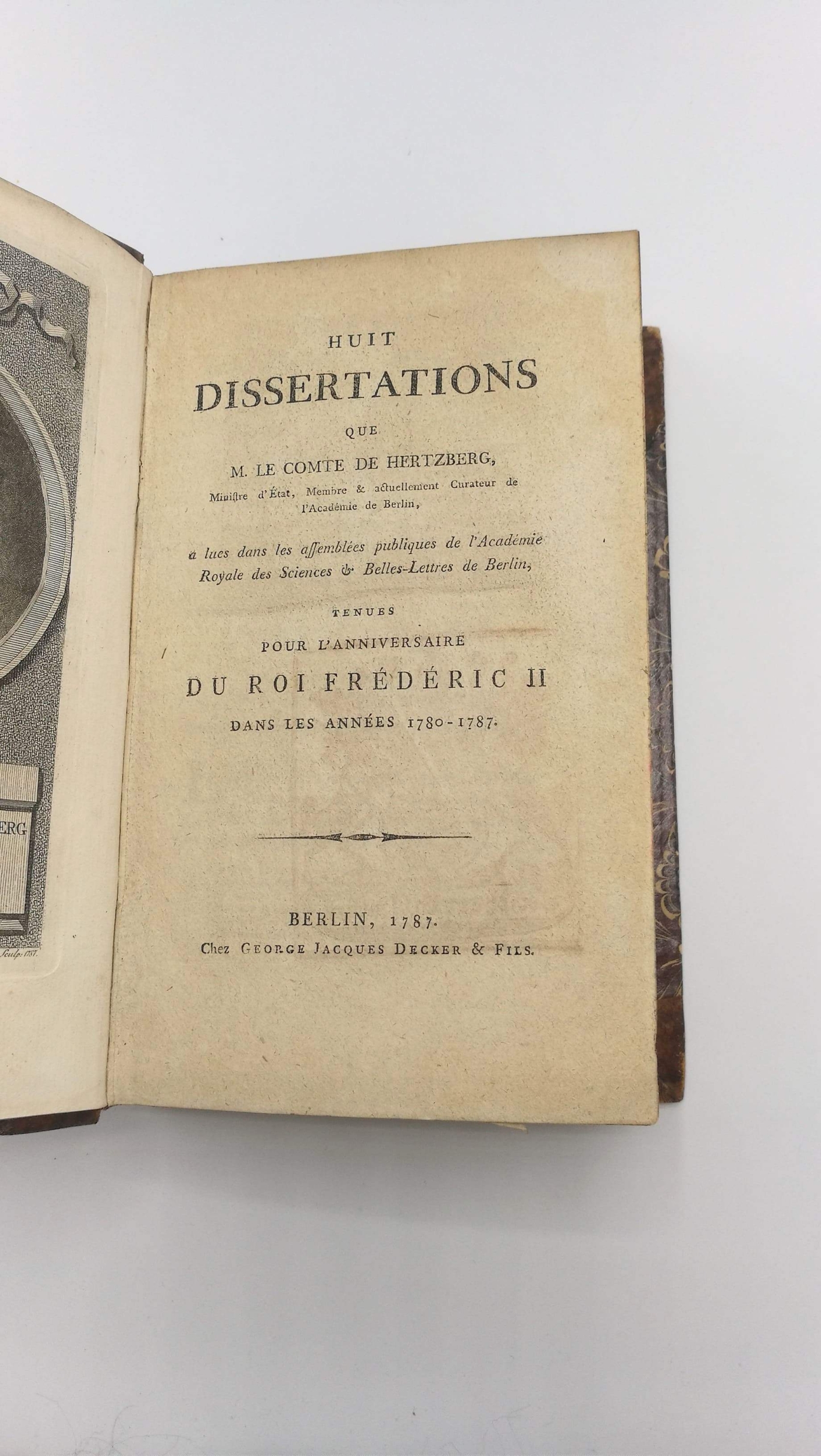 Hertzberg, M. Le Comte de: Huit dissertations que M. le Comte de Hertzberg a lues dans les assemblées publiques de l’Académie Royale des Sciences et Belles-Lettres de Berlin, tenues pour l’anniversaire du roi Frédéric II dans les années 1780-1787