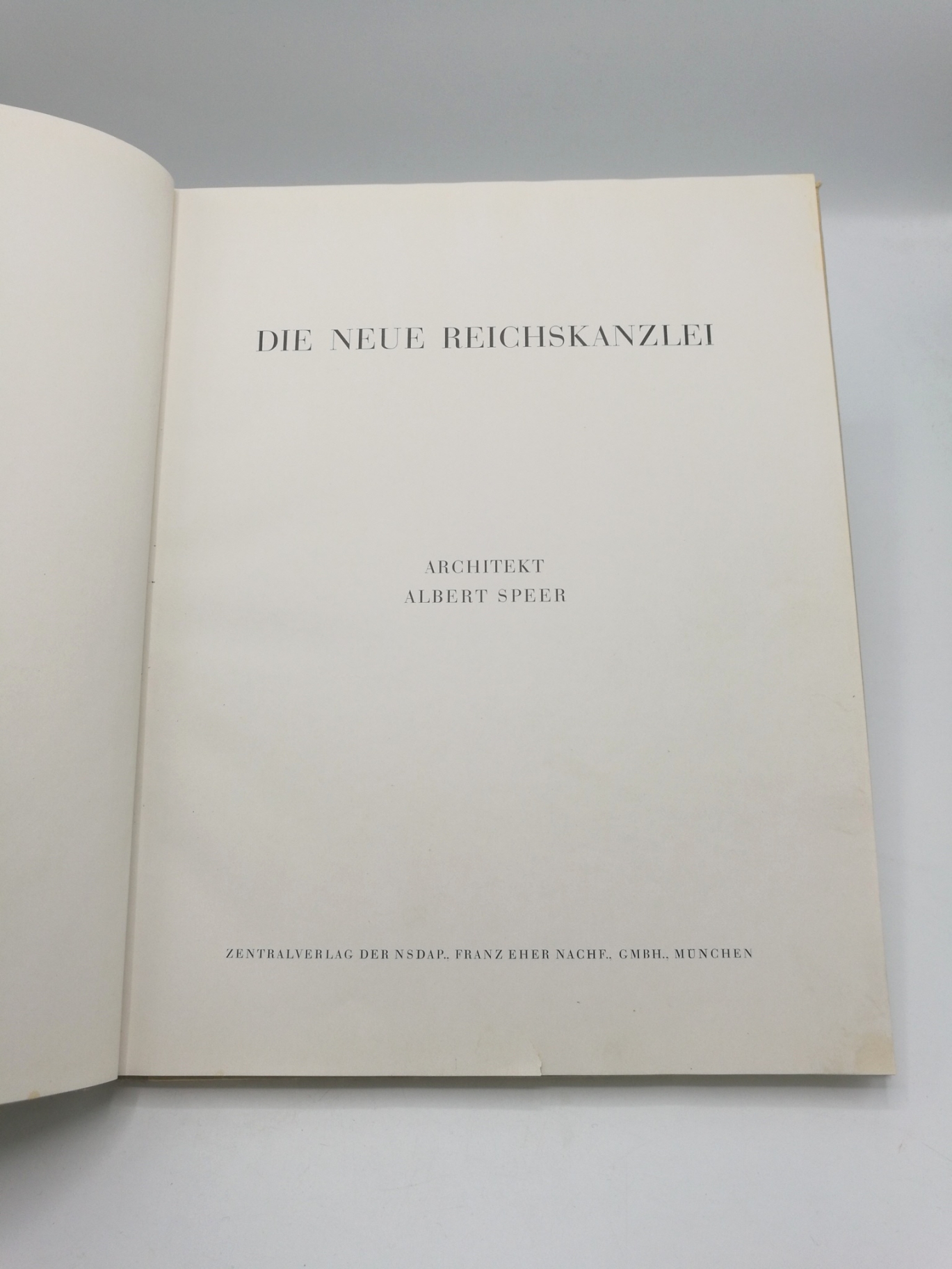 Wolters, Rudolf/Wolff, Heinrich: Die neue Reichskanzlei. Architekt Albert Speer Mit zahlreichen, teils farbigen detailreichen Monumental-Fotos von Interieur und Exterieur, Plänen und Skizzen, davon 1 ausfaltbar