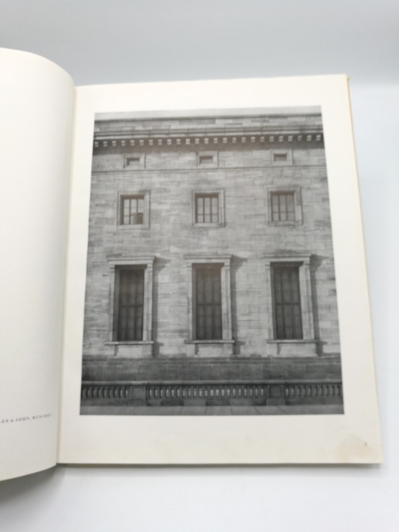 Wolters, Rudolf/Wolff, Heinrich: Die neue Reichskanzlei. Architekt Albert Speer Mit zahlreichen, teils farbigen detailreichen Monumental-Fotos von Interieur und Exterieur, Plänen und Skizzen, davon 1 ausfaltbar