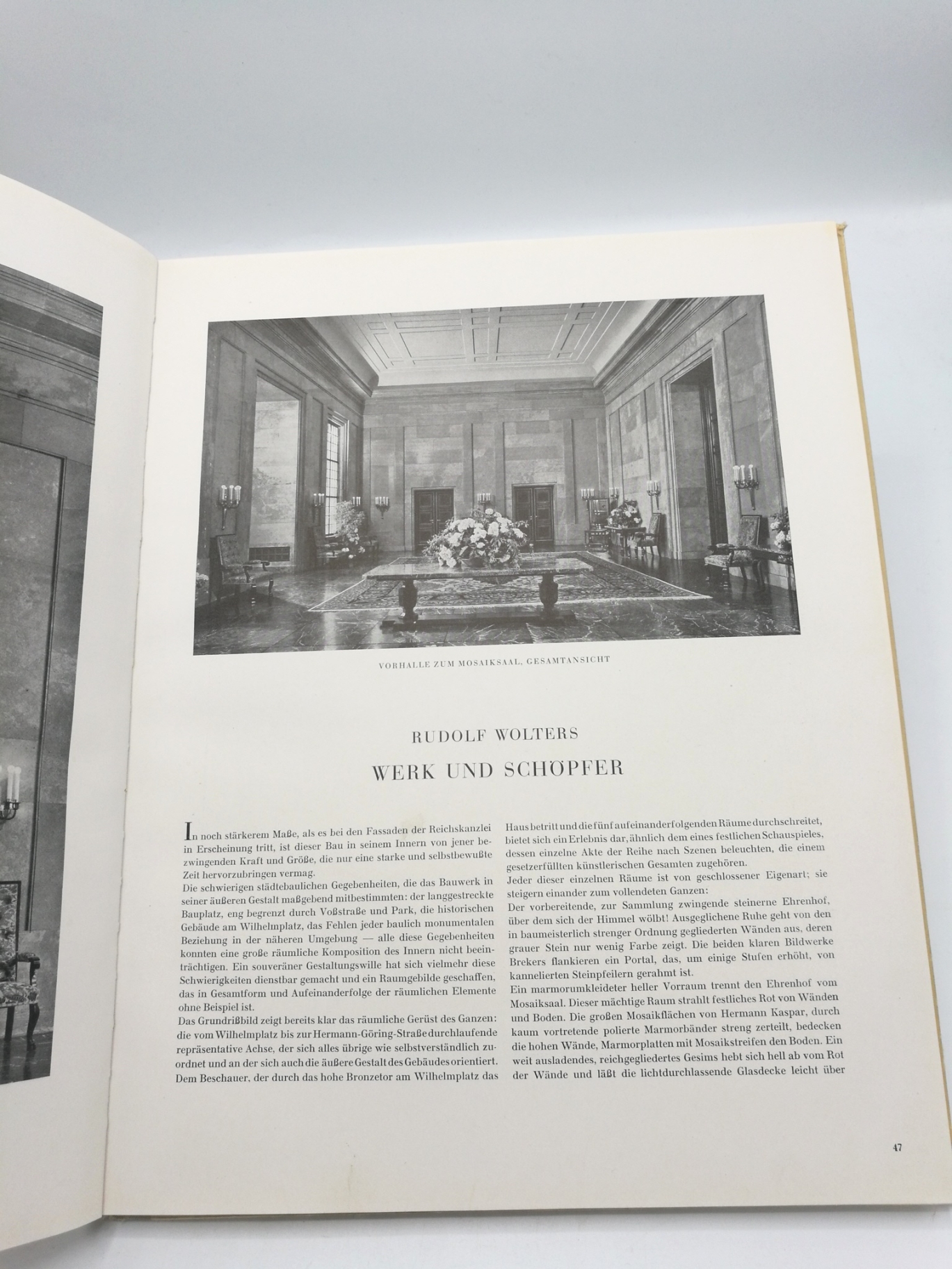 Wolters, Rudolf/Wolff, Heinrich: Die neue Reichskanzlei. Architekt Albert Speer Mit zahlreichen, teils farbigen detailreichen Monumental-Fotos von Interieur und Exterieur, Plänen und Skizzen, davon 1 ausfaltbar