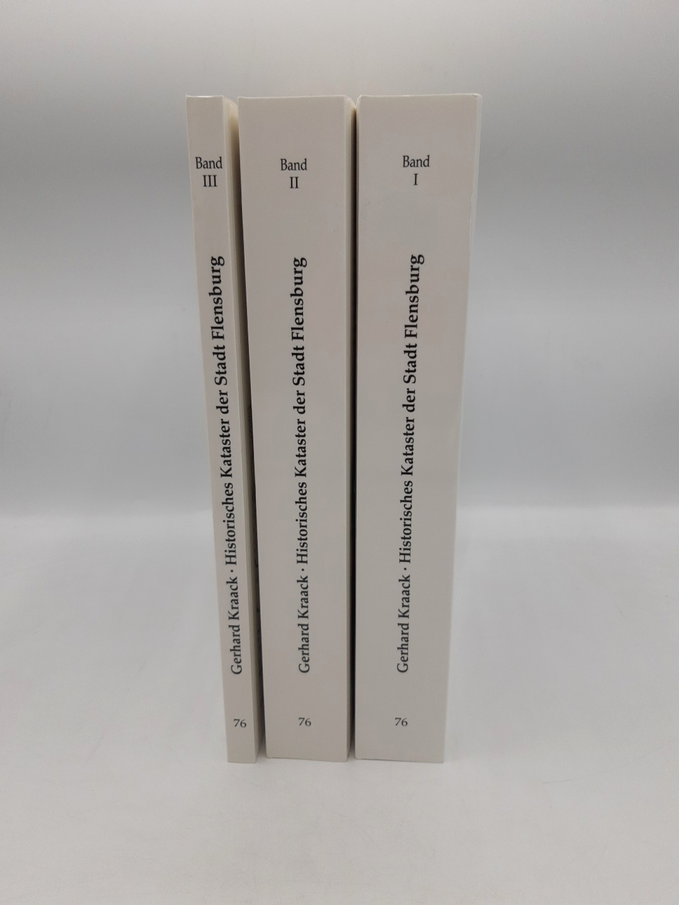 Gerhard Kraack: Historisches Kataster der Stadt Flensburg. Die Häuser und ihre Besitzer 1436 bis 1795. Grosse Schriftenreihe der Gesellschaft für Flensburger Stadtgeschichte. Nr. 76.