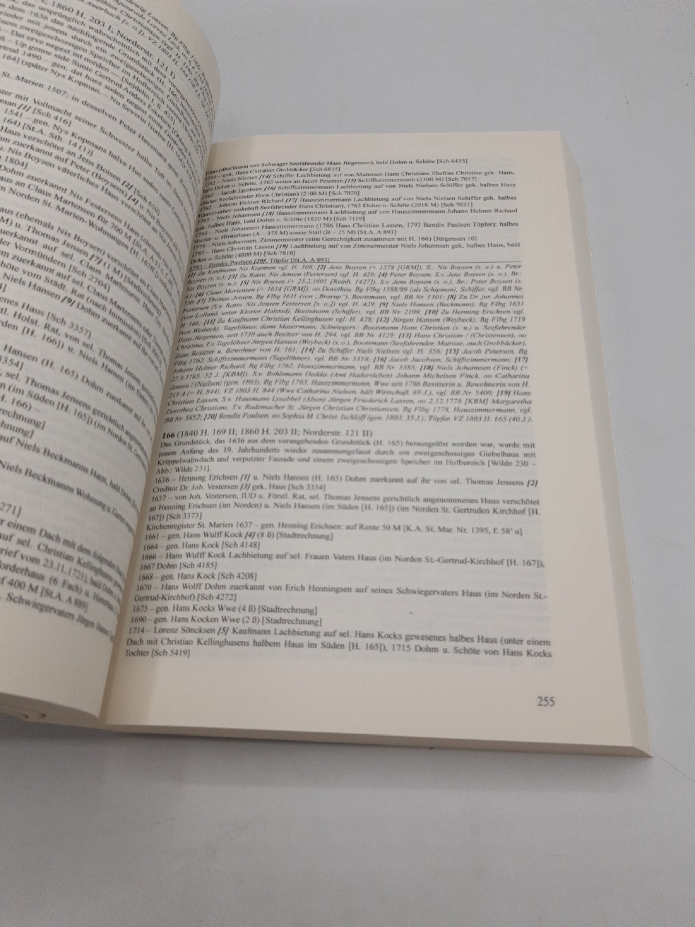 Gerhard Kraack: Historisches Kataster der Stadt Flensburg. Die Häuser und ihre Besitzer 1436 bis 1795. Grosse Schriftenreihe der Gesellschaft für Flensburger Stadtgeschichte. Nr. 76.