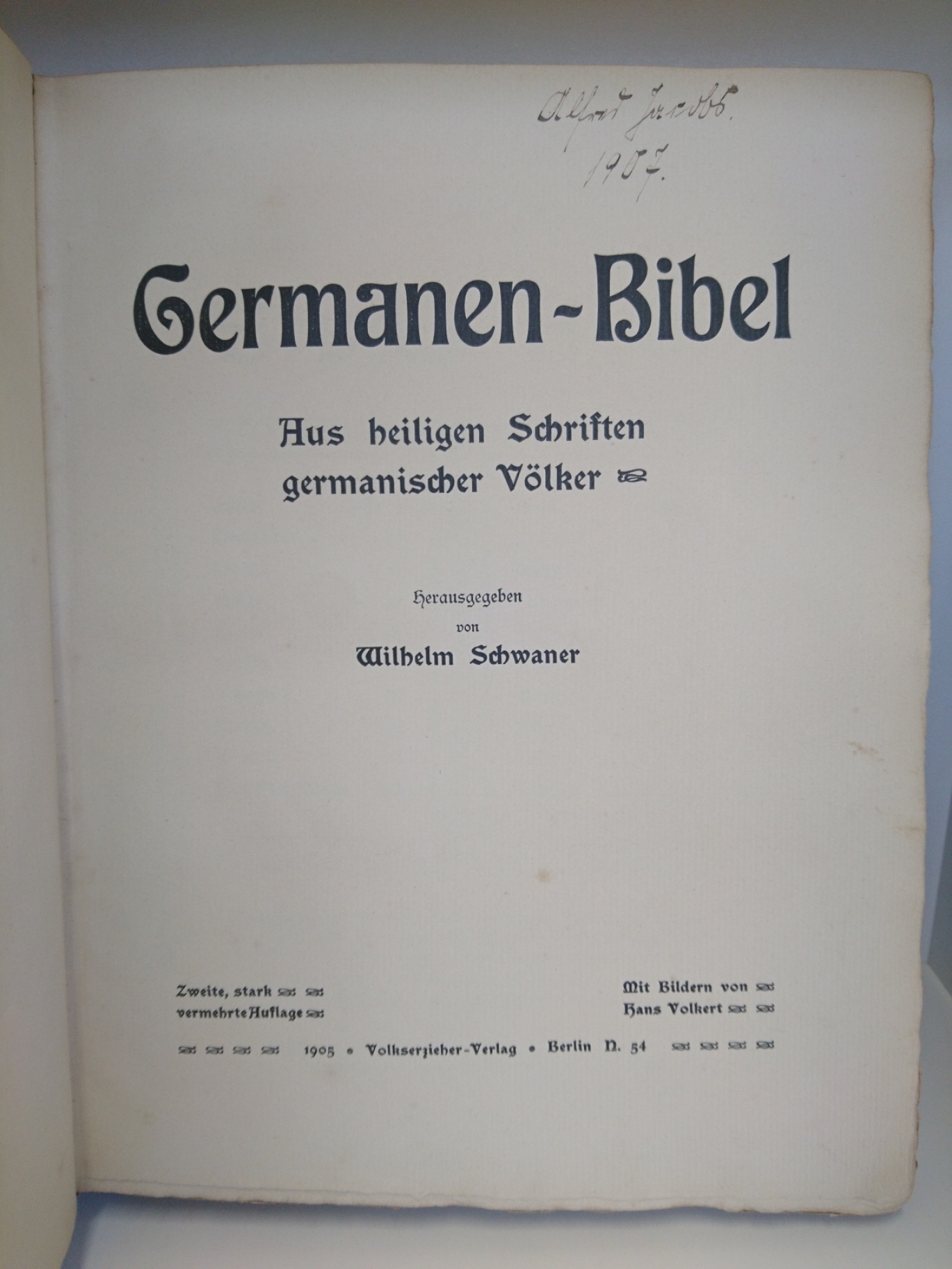 Wilhelm Schwaner (Herausgeber): Germanen-Bibel. Aus heiligen Schriften germanischer Völker Handgezeichnetes nummeriertes Prachtexemplar (Nr. 63). Auf dem Vorsatz von Schwaner mit den Worten "Deutsche Religion!" signiert.