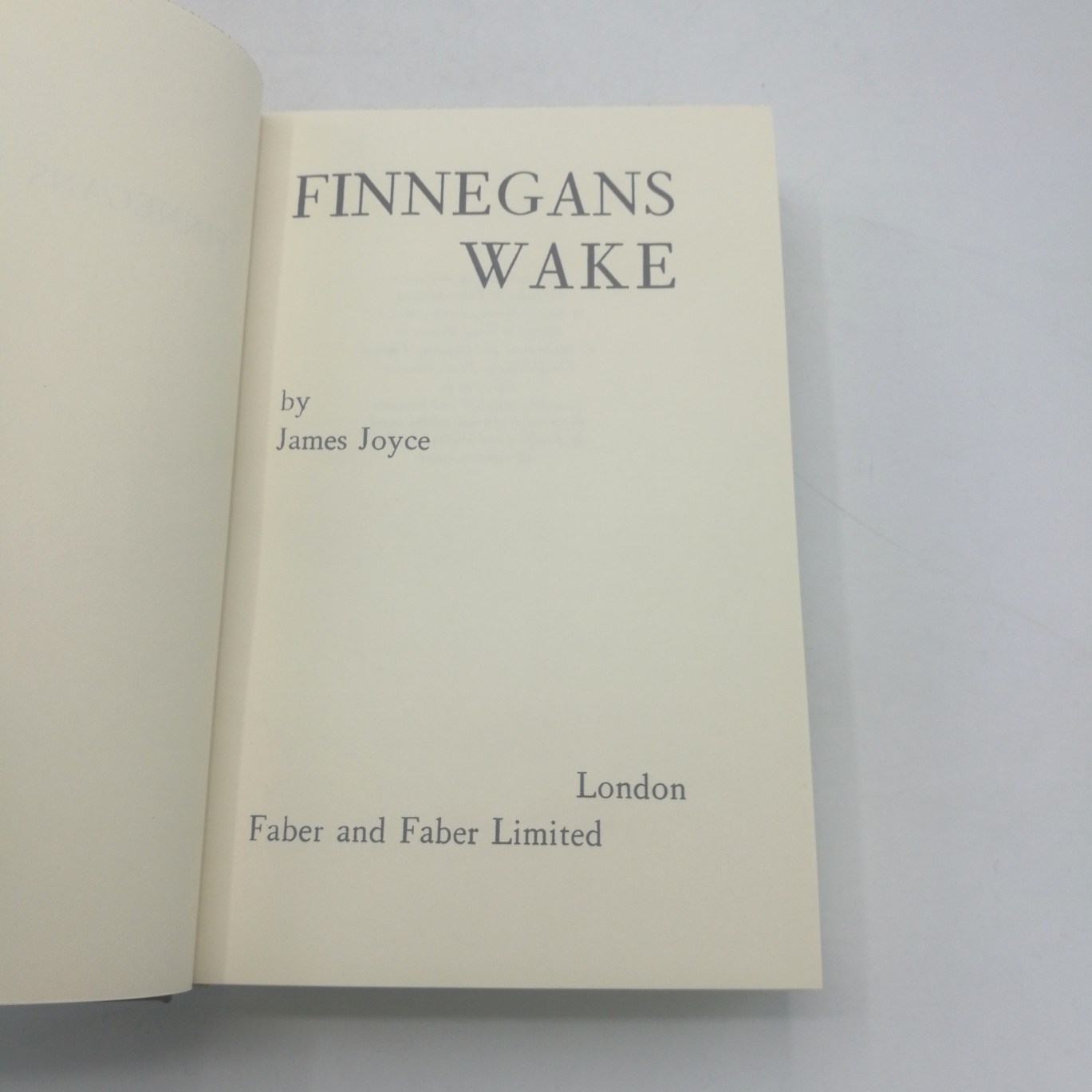 Schmidt, Arno: Arno Schmidt's Arbeitsexemplar von Finnegans Wake by James Joyce Faksimile des von Arno Schmidt mit verschiedenen Bunt- und Bleistiftunterstreichungen, Randglossen und Kleinstübersetzungen versehenen Arbeitsexemplars der Ausgabe von 1950. B