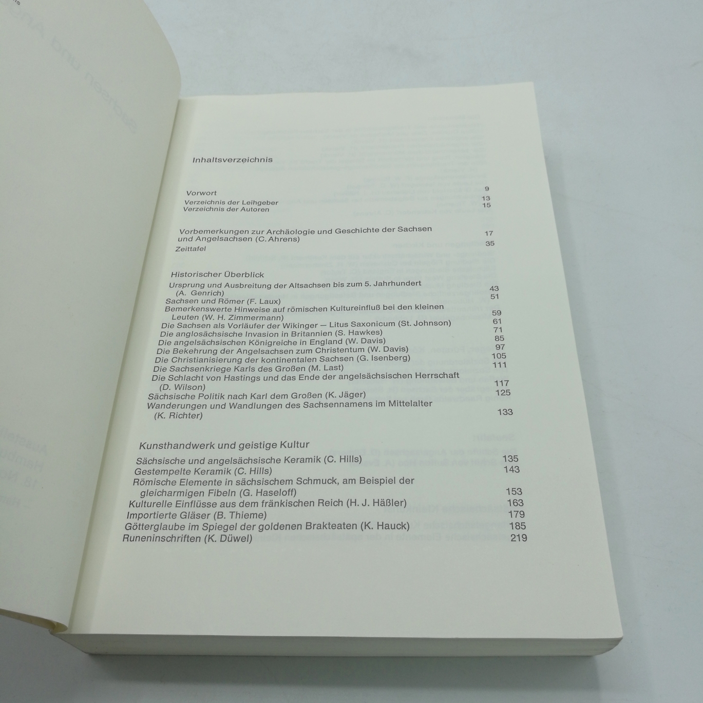 Ahrens, Claus (Hrgs.): Sachsen und Angelsachsen. Ausstellung des Helms-Museums. Hamburgisches Museum für Vor- und Frühgeschichte 18. November 1978 bis 28. Februar 1979.