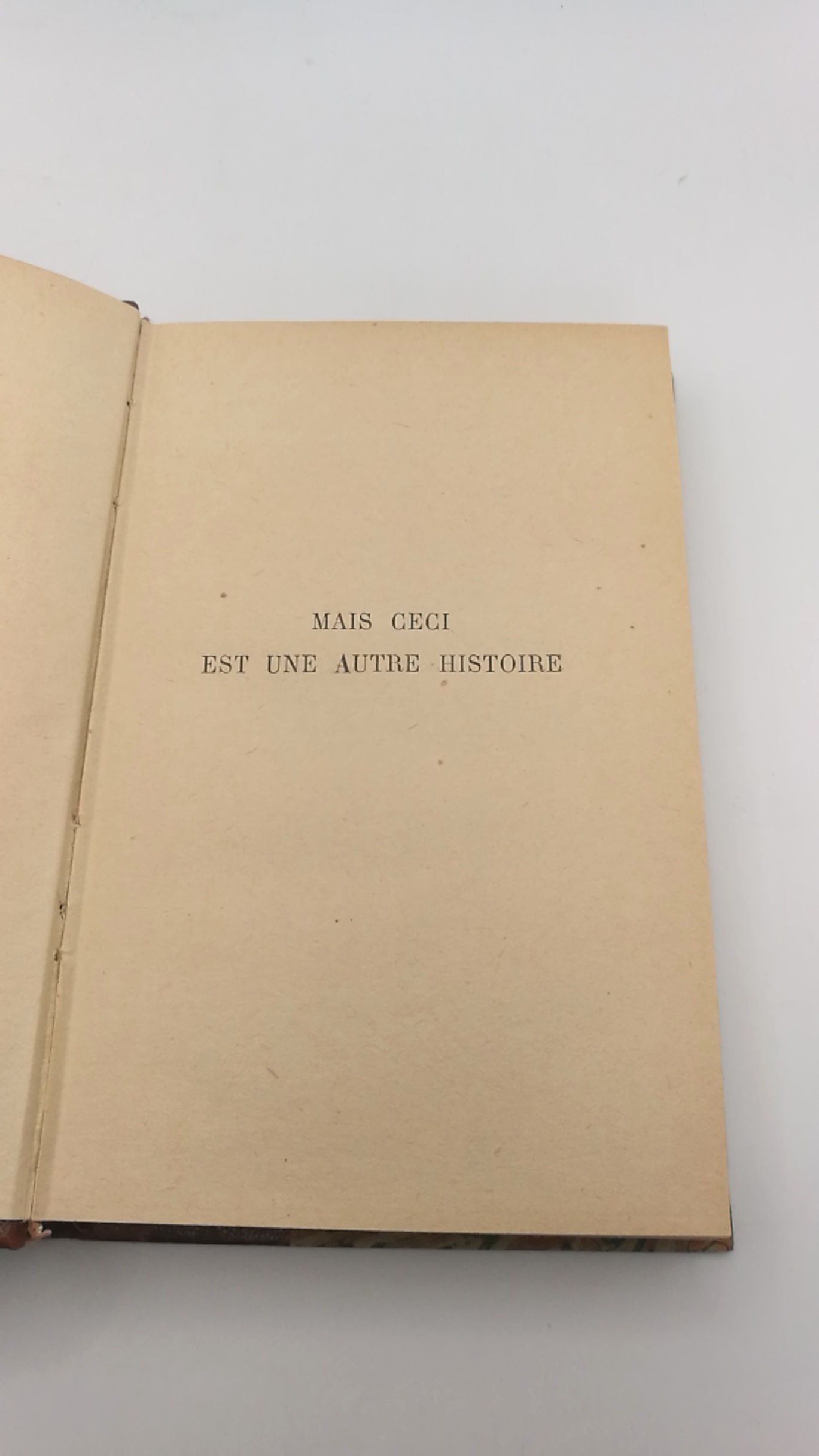 Kipling, Rudyard: Mais ceci est une autre Histoire Traduit par Madeleine Vernon et Henry D. Davray. Avec un essai bibliographique par les traducteurs.