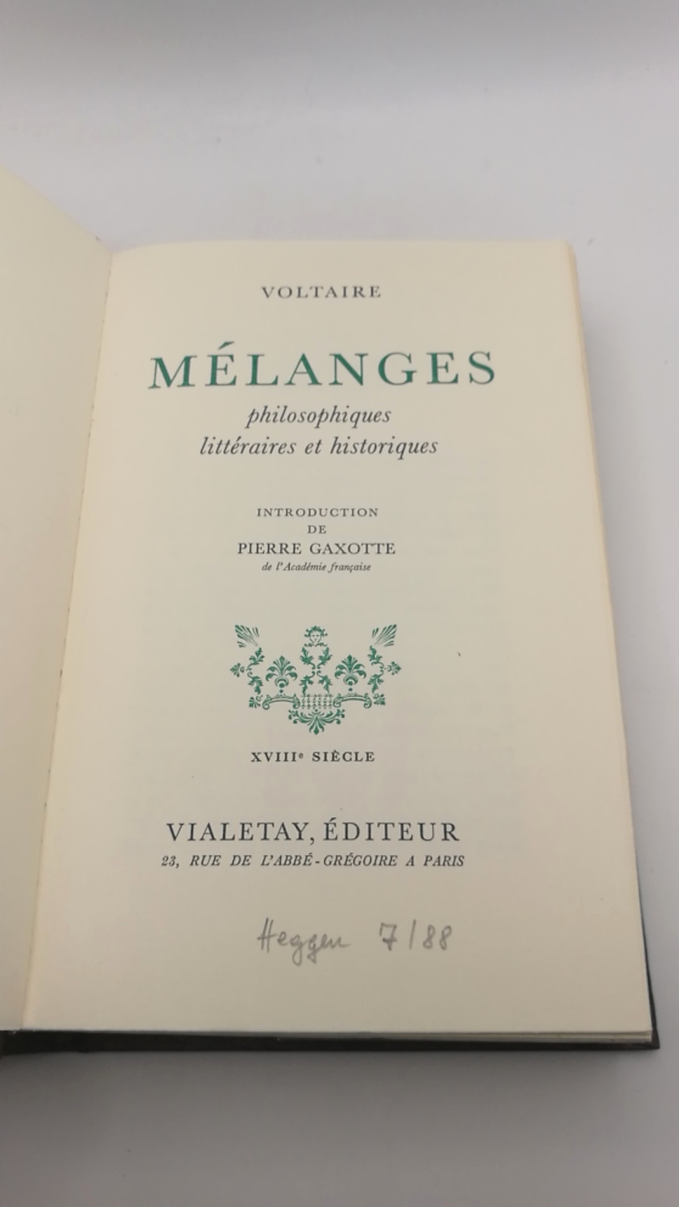 Voltaire: Mélanges philosophiques, littéraires et historiques Introduction de Pierre Gaxotte