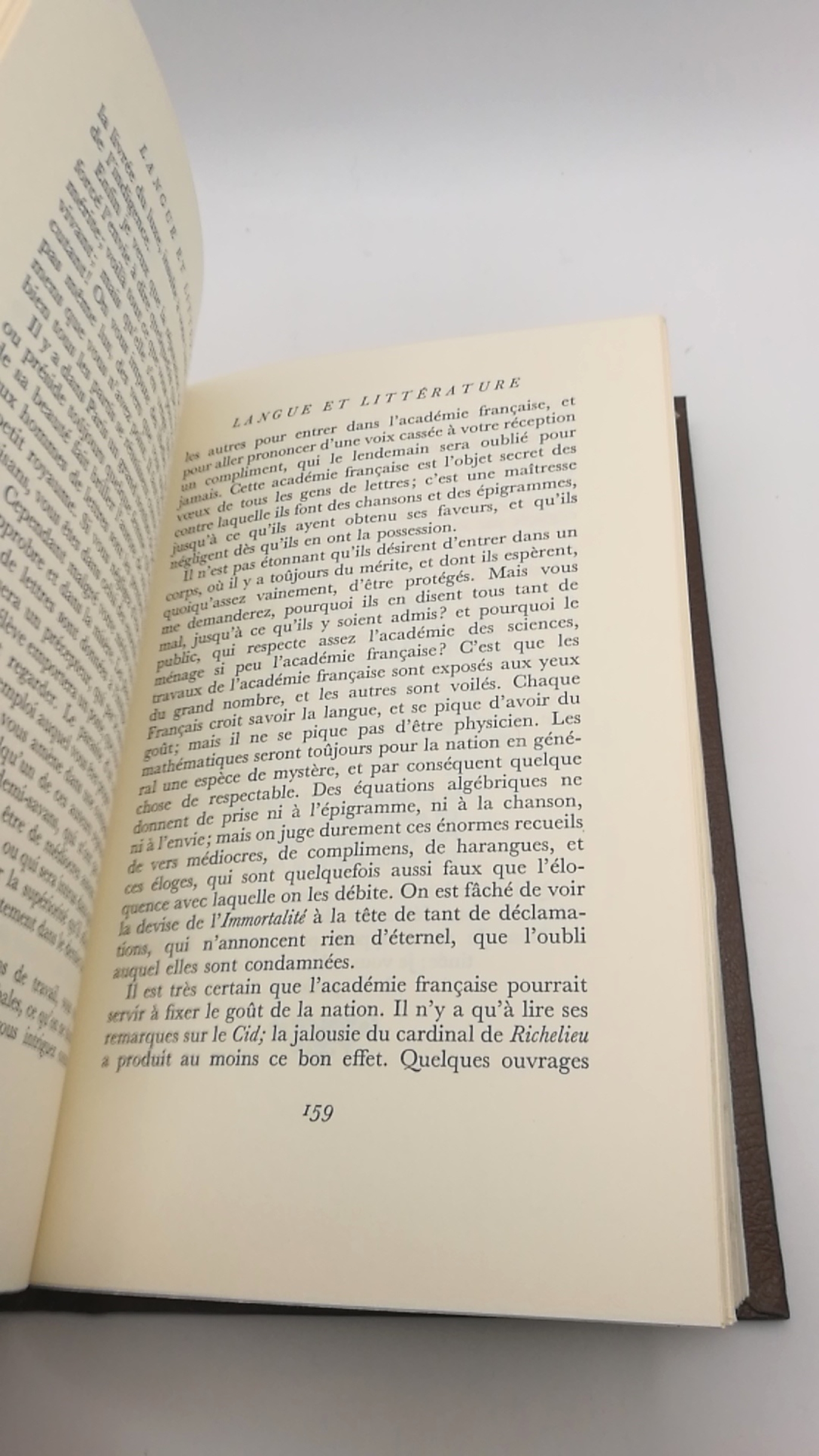 Voltaire: Mélanges philosophiques, littéraires et historiques Introduction de Pierre Gaxotte