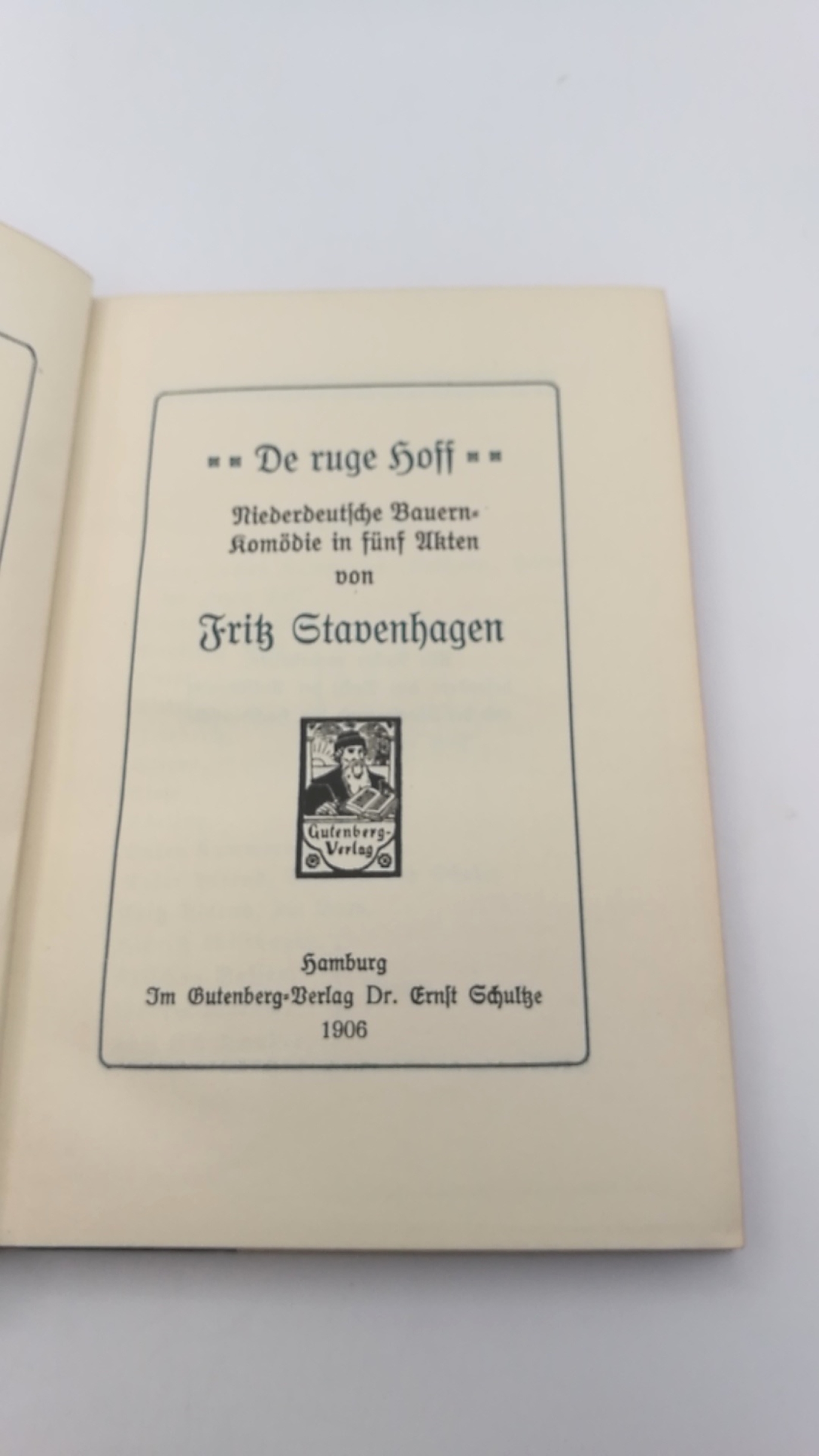 Stavenhagen, Fritz: De ruge Hoff. Niederdeutsche Bauernkomödie in fünf Akten