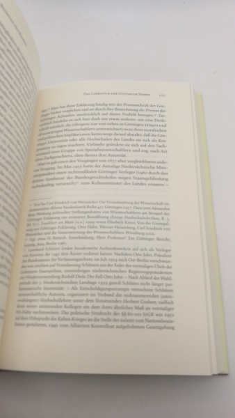 Schöne, Albrecht: Vom Betreten des Rasens Siebzehn Reden über Literatur / Albrecht Schöne. Hrsg. von Ulrich Joost ...