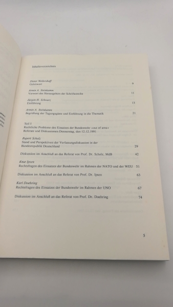 Schwarz, Jürgen [Hrsg.]: Rechtliche und politische Probleme des Einsatzes der Bundeswehr "out of area" Protokoll und Dokumentation eines Symposium der Universität der Bundeswehr München am 12. und 13.12.1991. Sicherheit und Recht; Bd. 8