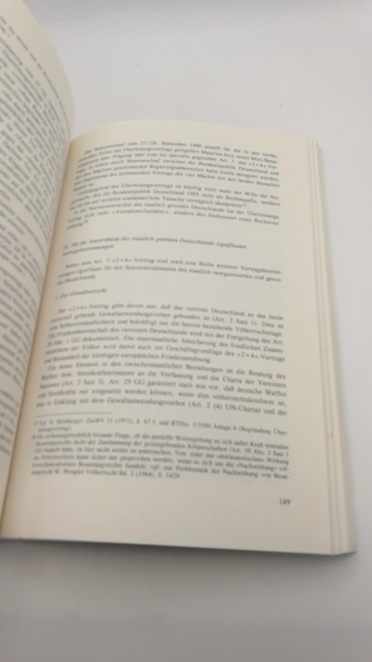 Schwarz, Jürgen [Hrsg.]: Rechtliche und politische Probleme des Einsatzes der Bundeswehr "out of area" Protokoll und Dokumentation eines Symposium der Universität der Bundeswehr München am 12. und 13.12.1991. Sicherheit und Recht; Bd. 8