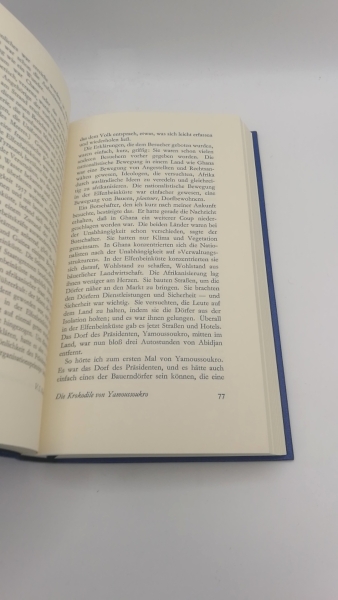 V.S. Naipaul: Dunkle Gegenden. Sechs Reportage. Zusammengestellt und aus dem Englischen übersetzt von Karin Graf. Vorzugsausgabe, gebunden in kobaltblaues Leder. 4. Serie der Anderen Bibliothek "AB 109–144" (hier Band 128). Schwarze, goldgeprägte Rückensc