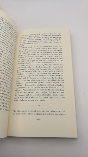 Gyula Illyés: Die Puszta. Nachricht von einer verschwundenen Welt. Mit vier Phototafeln von André Kertész. Mit Beilage (Modeldruck mit ländlichem Motiv). Aus dem Ungarischen von Tibor Podmaniczky. Die Andere Bibliothek. Herausgegeben von Hans Magnus Enzen