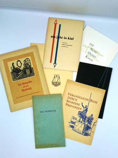 Theodor Schemmel, G. Scheffler, Elly Nürnberg et al.: Konvolut aus 7 wohlerhaltenen Meisterarbeiten (tls. anonym) von Absolventen der Muthesius-Werkschule (graphisches Gewerbe) vor der Industrie- und Handelskammer Kiel.