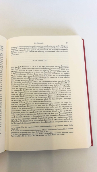 Militärgeschichtliches Forschungsamt (Hrsg.),, : Offiziere im Bild von Dokumenten aus drei Jahrhunderten. Schriftenreihe des militärgeschichtlichen Forschungsamtes. Beiträge zur Militär- und Kriegsgeschichte. 6. Band.