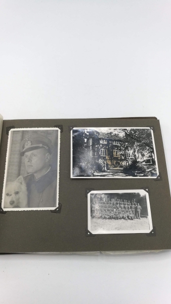 Original Photo-Album, 3. Marineartillerieabteilung: 82 original Fotografien in unterschiedlichen Formaten, z.B. 5 x 4 / 6 x 9 / / 6 x 8 / 13 x 8,5 / 13,5 x 9 cm. Abgebildet u.a. die Einfahrt zur Kaserne Husvik, Kanonen im Schnee, Portrait mit Hund, Denkma