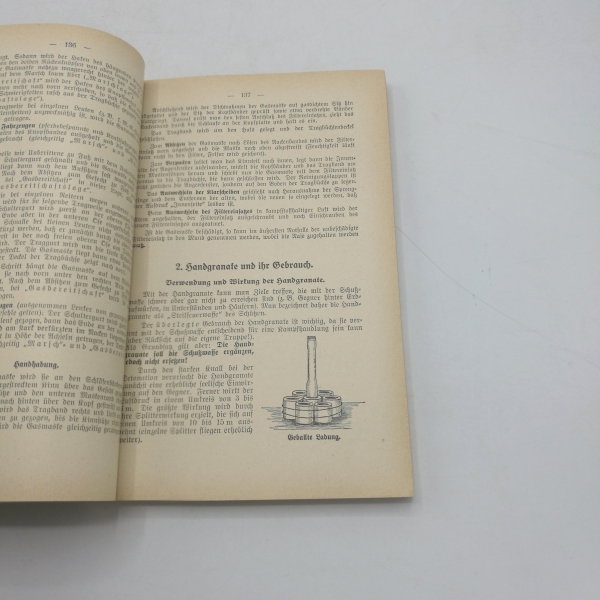 Reibert, W., E. Grüber., : Reibert, Der Dienstunterricht im Heere. Ausgabe für den Nachrichtensoldaten. Mit über 500 Abbildungen im Text und 14 mehrfarbigen Tafeln. Jahrgang 1937-1938. 