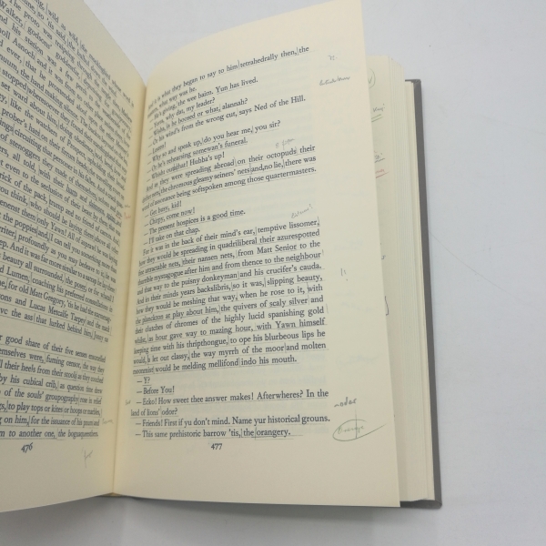 Schmidt, Arno: Arno Schmidt's Arbeitsexemplar von Finnegans Wake by James Joyce Faksimile des von Arno Schmidt mit verschiedenen Bunt- und Bleistiftunterstreichungen, Randglossen und Kleinstübersetzungen versehenen Arbeitsexemplars der Ausgabe von 1950. B