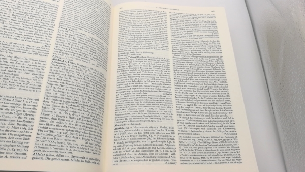 Bautier, Robert-Henri et. al.: Lexikon des Mittelalters. A - Z. Band 1 bis 9 + Mit Pinsel und Federkiel. Geschichte der Mittelalterlichen Buchmalerei = 10 Bände inkl. CD-Rom (diese ungeöffnet, unbenutzt).