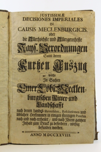 ohne Autor: Justissimae Decisiones Imperiales in Causis Mecklenburgicis oder Die Allerhöchste und Allergerechteste Kays. Verordnungen samt deren kurtzen Auszug welche in sachsen Einer löbl. Mecklenburgischen Ritter- und Landschafft nach denen Landes-Reser