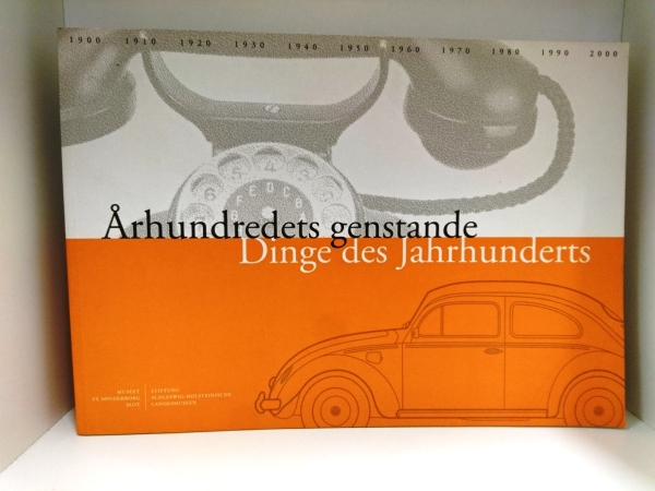 Johnsen, Axel Delfs-Machleidt, Gertrude: Ã…rhundredets genstande En tysk-dansk udstilling om Ã¥rene 1900 - 1999 i det tidligere hertugdÃ¸mme Slesvig; 2. juli - 27. august: Volkskundliche Sammlungen (Hesterberg) i