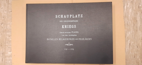 Raspe, Gabriel Nikolaus: SCHAUPLATZ des gegenwärtigen KRIEGS Durch accurate PLANS von den wichstigsten BATAILLEN BELAGERUNGEN und FELDLÄGERN 1750-1763